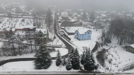 Aufschlussreiche-Drohnenaufnahme-Einer-Pension-Im-Schnee-In-Pec-Pod-Snezkou,-Tschechische-Republik