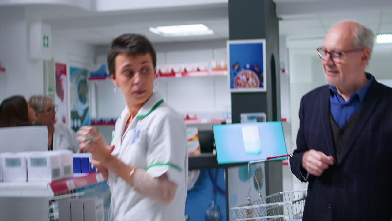 약국 가게 에 들어가는 노인