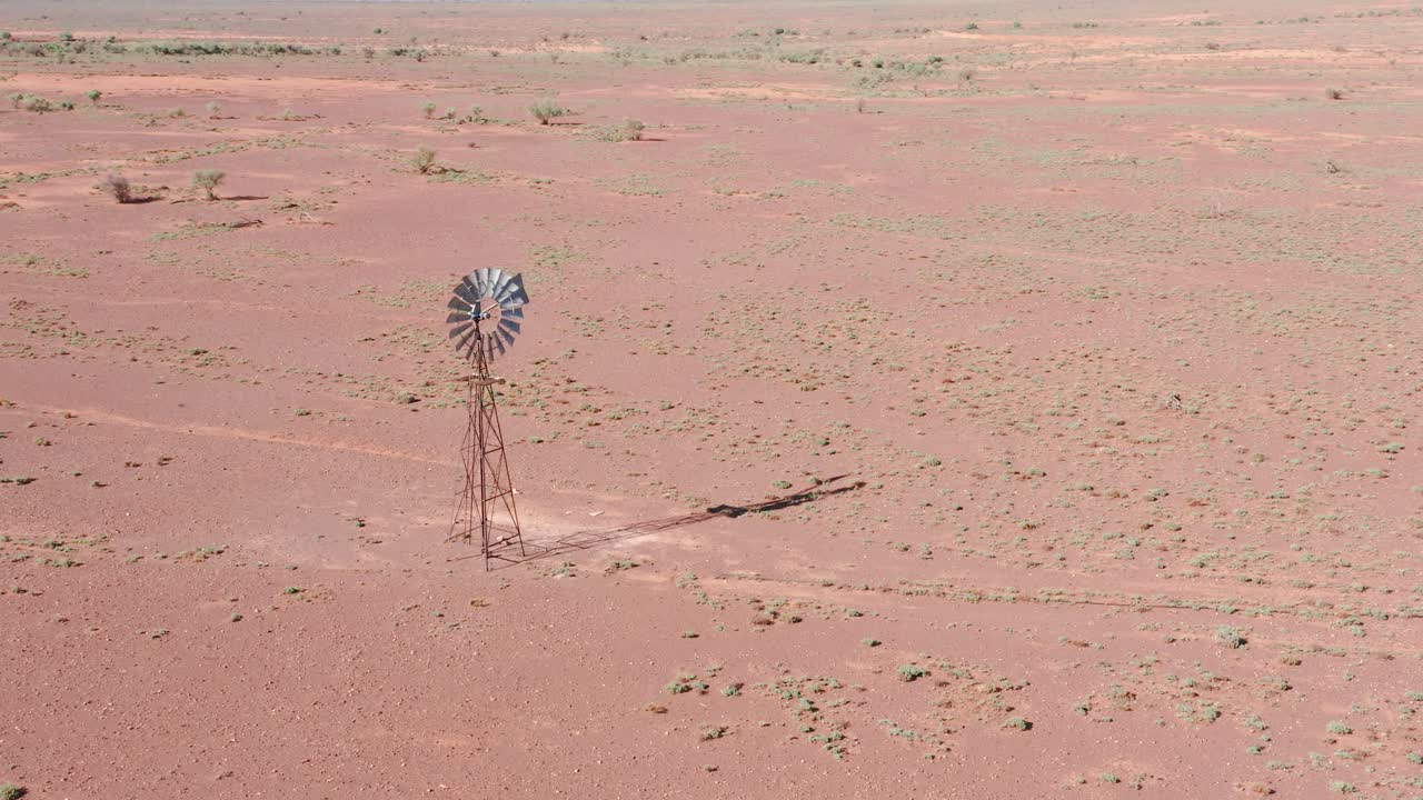 오스트레일리아 외의 사막 풍차와 건조한 풍경의 드론 뷰