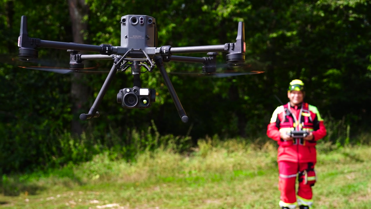 Pilota di drone della squadra di ricerca e soccorso fa volare un drone industriale, Repubblica Ceca