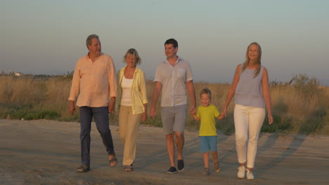 Gran-Familia-Caminando-Por-El-Campo-Al-Atardecer