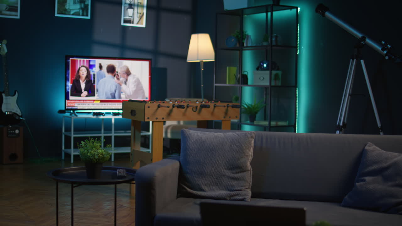 apartamento moderno loft con una esquina acogedora y muebles de moda, espacio cómodo decorado con electrónica y una mesa de café. sala de estar estudio vacío con decoración minimalista, estilo de vida chill.