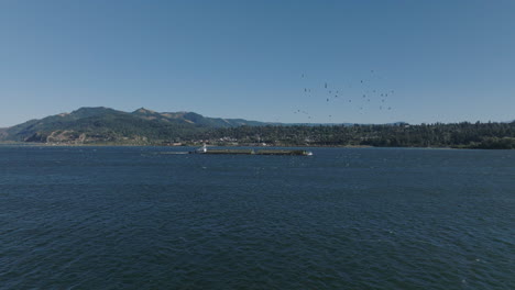 Drohnenantenne-Eines-Lastkahns,-Der-Die-Schlucht-Des-Columbia-River-Hinunterfährt-4