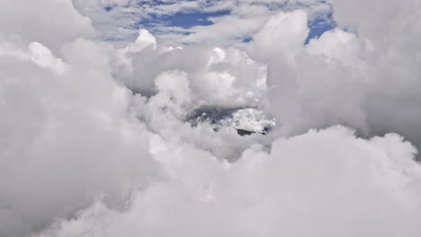 Bogota-Kolumbien-Luftaufnahme-V8-Filmischer-Drohnenüberflug-In-Großer-Höhe-über-Den-Monserrate-Berg,-Piloten-Cockpit-Ansicht-Drohne-Fliegt-Tagsüber-Durch-Dicke-Und-Flauschige-Wolken-–-Aufgenommen-Mit-Mavic-3-Cine-–-November-2022