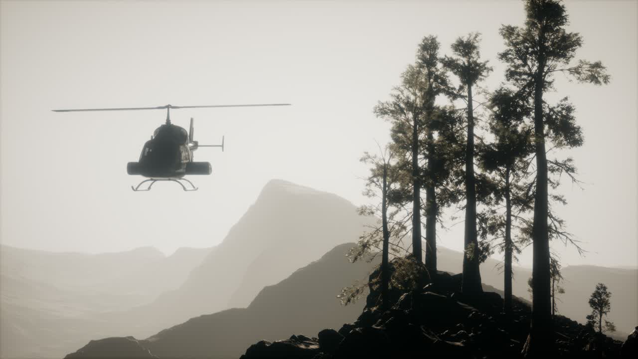 산악 숲 근처 에 극단적 인 느린 움직임 비행 헬리 ⁇ 터