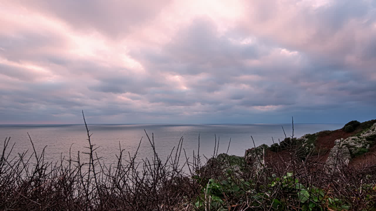 바위가 많은 유럽 해안에서 바다 위의 구름 움직임의 하이퍼 랩스 샷