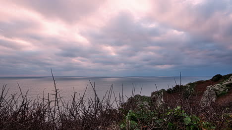 hyper lapse shot de movimiento de nubes sobre el mar en la costa europea rocosa