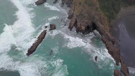 Luftaufgang-über-Karekare-Beach-In-Mercer-Bay-In-Neuseeland