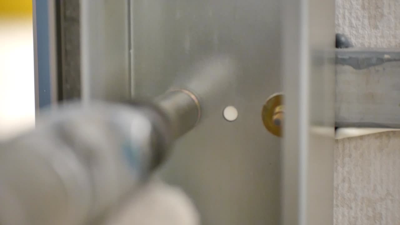 Asian Worker Install Home Wall for Container House