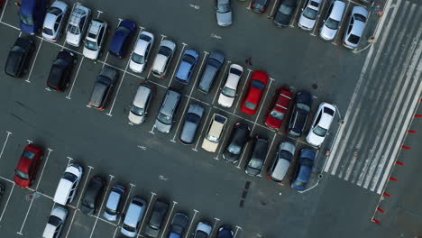 Drohne-Fliegt-über-Parkplatz-In-Der-Nähe-Des-Einkaufszentrums.-Hubschrauber-Filmt-Passanten-Auf-Dem-Parkplatz