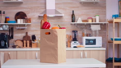 bolsa de papel de supermercado en la cocina