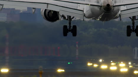 aterrizaje de un avión en la pista de aterrizo por la noche