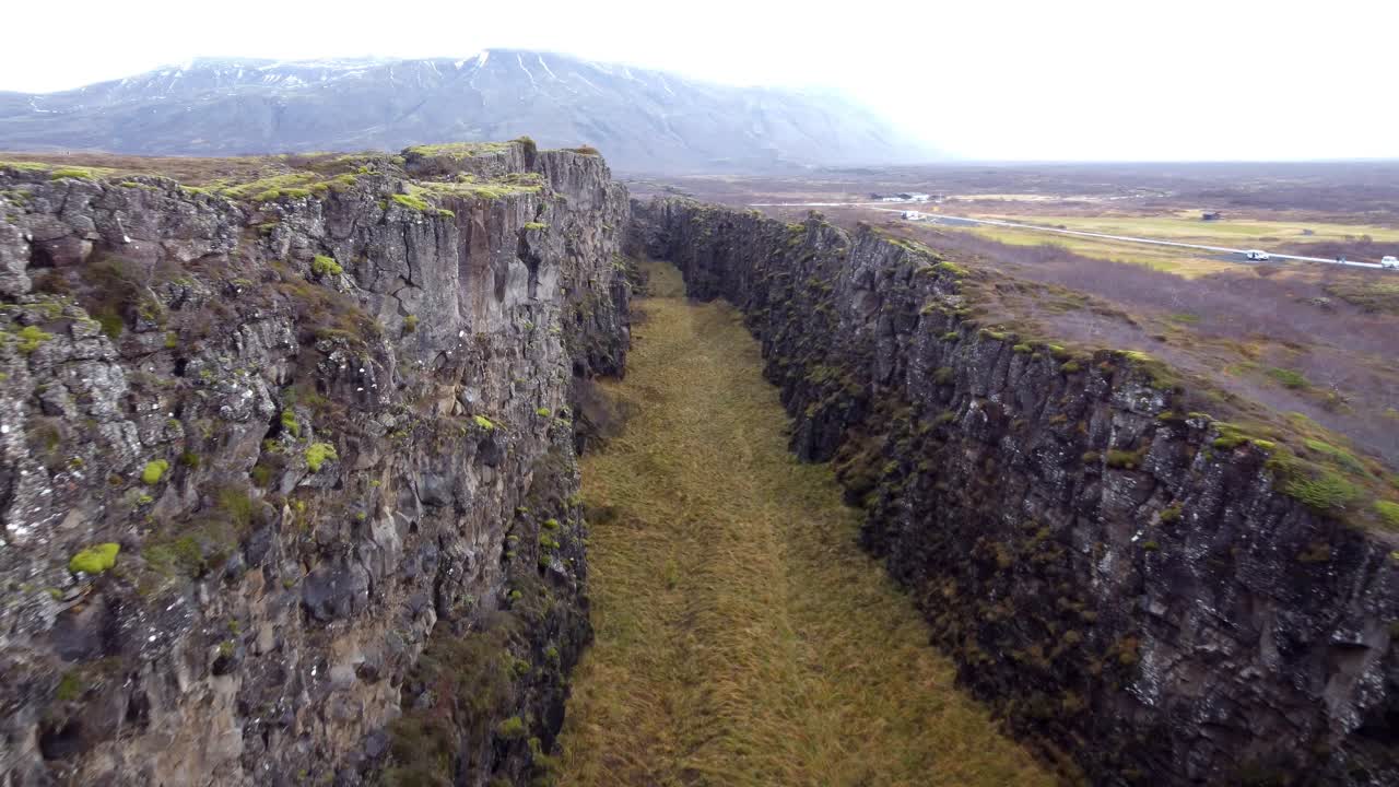 vista aérea del cañón en el parque nacional de thingvellir