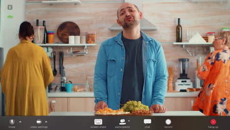 hombre discapacitado saludando en videoconferencia