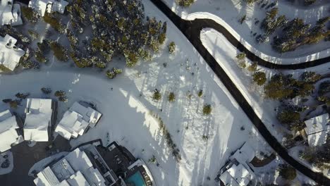 Fliegen-über-Verschneiten-Stadtort