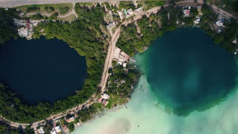 Überkopfaufnahme-Von-Zwei-Wunderschönen-Teichen-Mit-Grünen-Bäumen-Ringsum,-Bacalar,-Mexiko