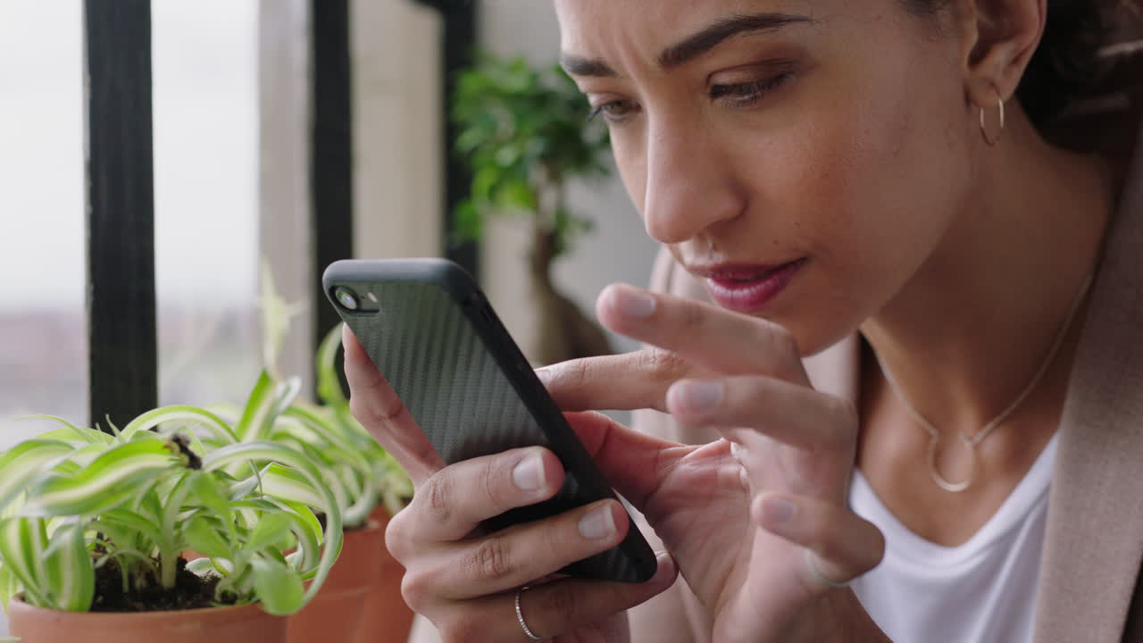 mujer usando un teléfono inteligente tomando una foto de una oruga que se arrastra comiendo plantas disfrutando de ver un hermoso gusano de insecto compartiendo en las redes sociales en una casa de apartamentos de cerca