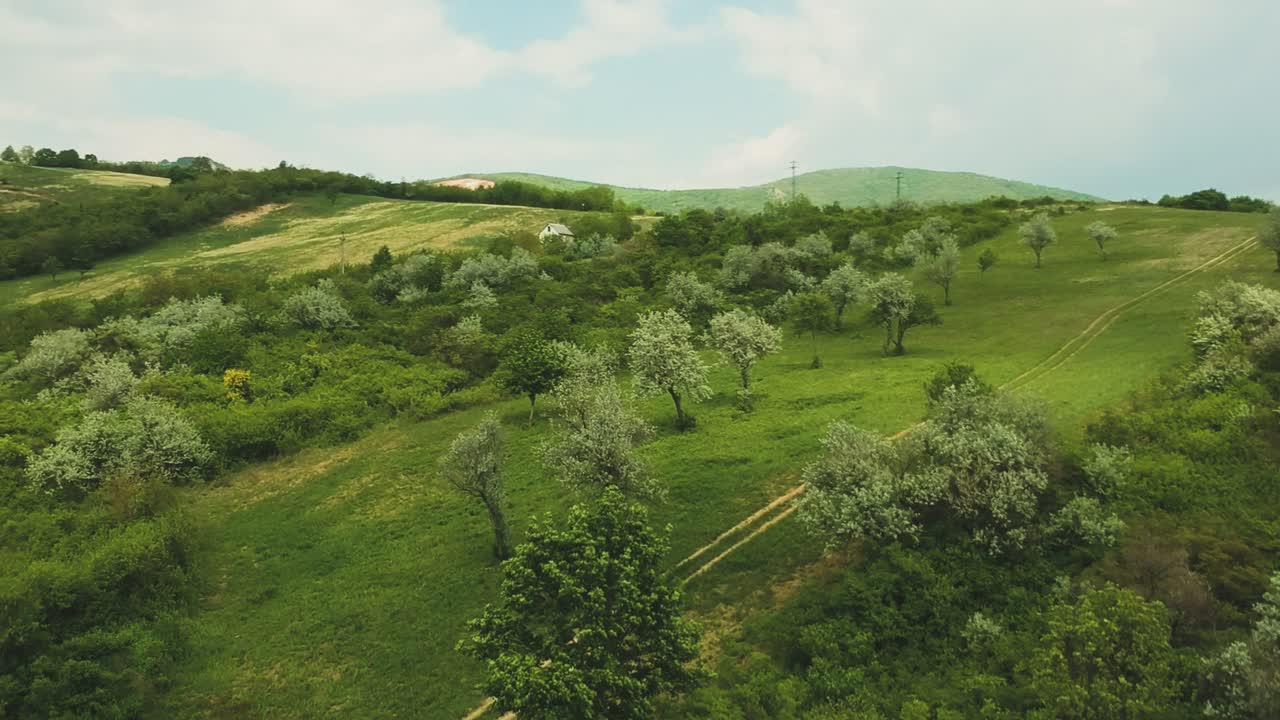 otro movimiento giratorio lateral en un material de archivo aéreo de gran altitud de una línea de senderismo y su hermoso entorno