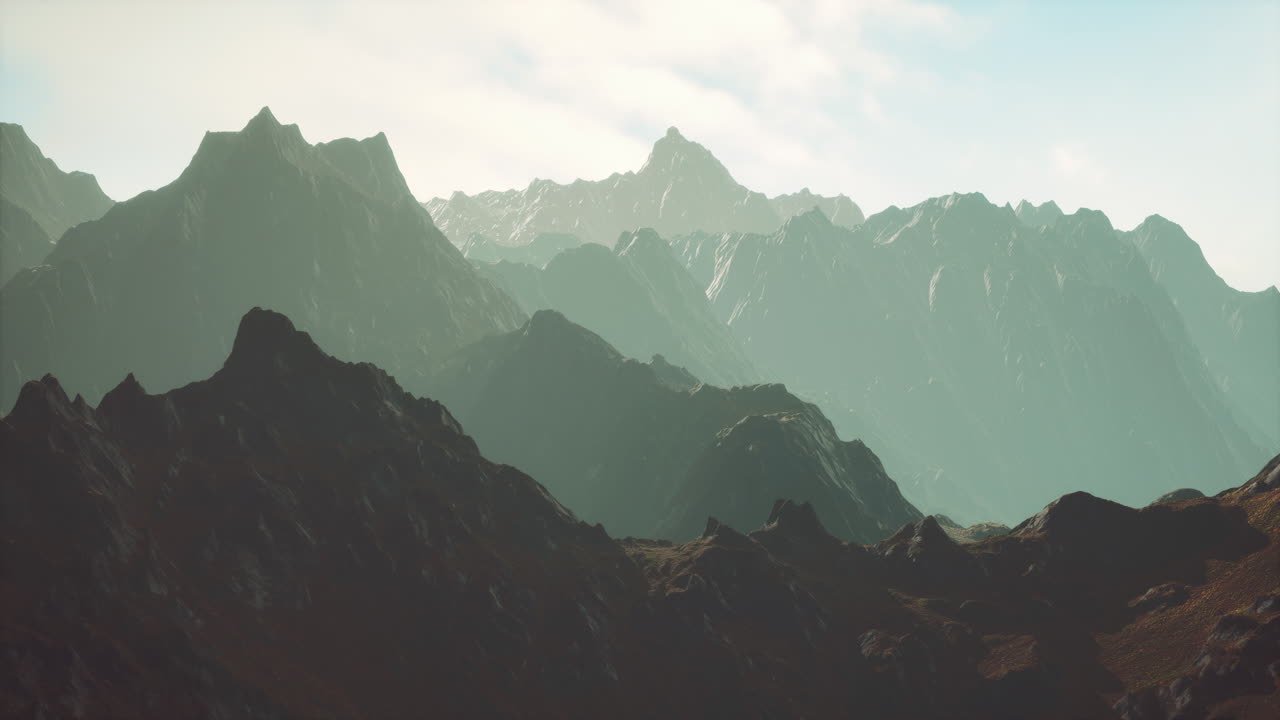 놀라운 거친 바위 질감을 가진 산맥