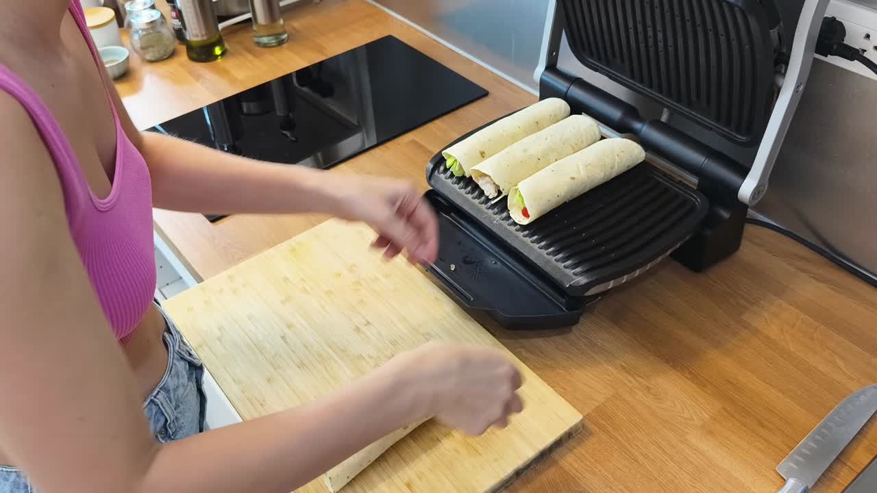 mujer cocinando tortillas en la cocina