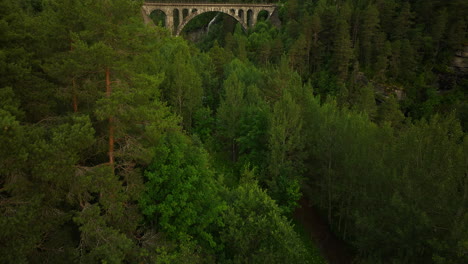 Toma-Panorámica-Aérea-Del-Puente-Ferroviario-De-Kylling-En-Verma,-Noruega