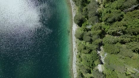 Top-down-blick-Auf-Die-Ufer-Des-Eibsees-In-Den-Bayerischen-Alpen