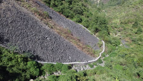 Zwei-Reisende,-Die-In-Den-Bergen-Wandern