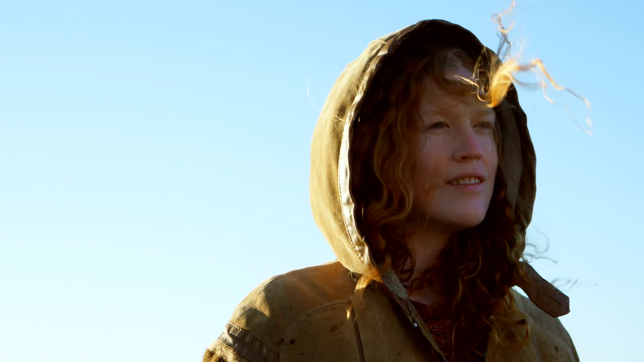 도크에 서 있는 여자 4k