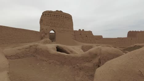 meybod, la antigua fortaleza de kouhandezh (castillo de narin)