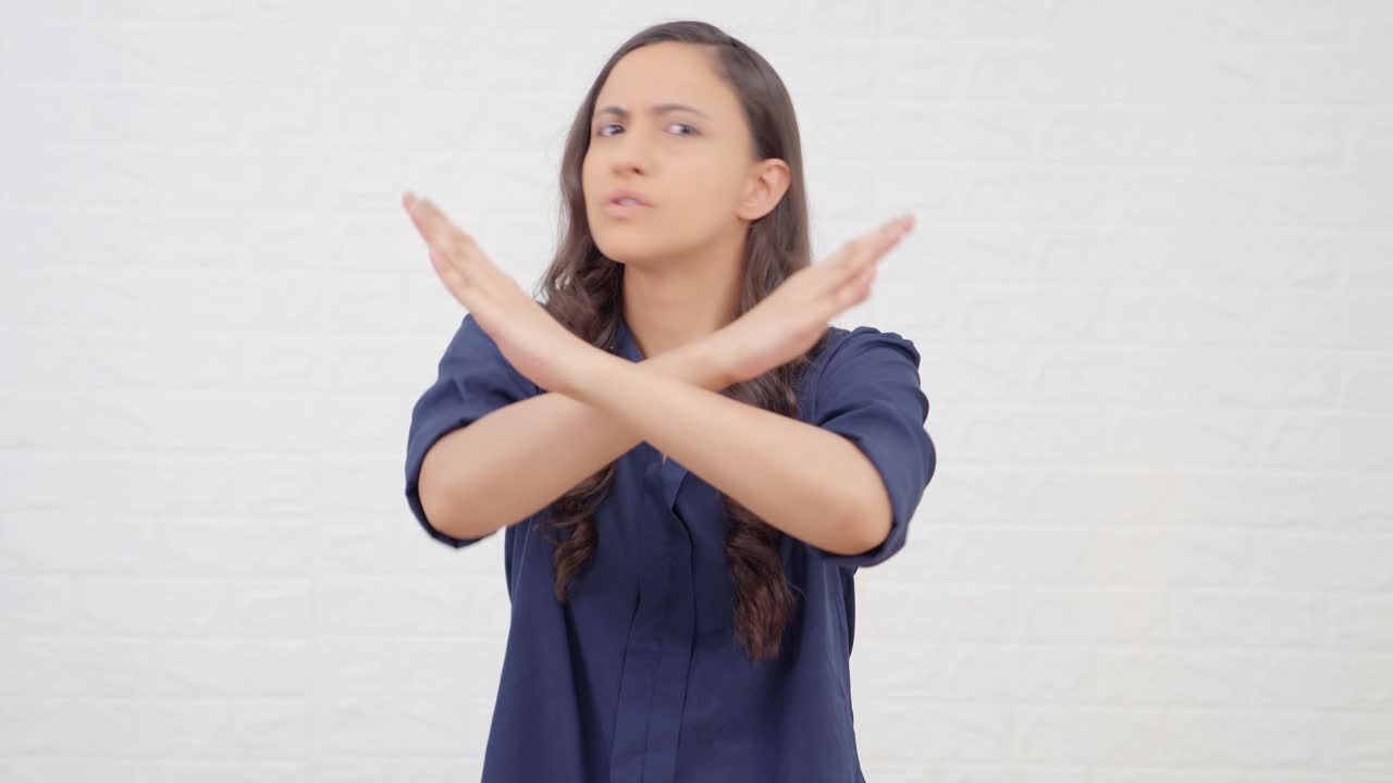 chica india pidiendo que se detenga