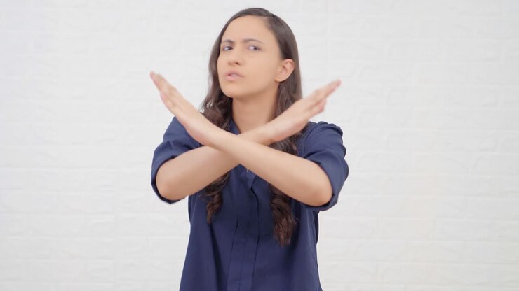 chica india pidiendo que se detenga