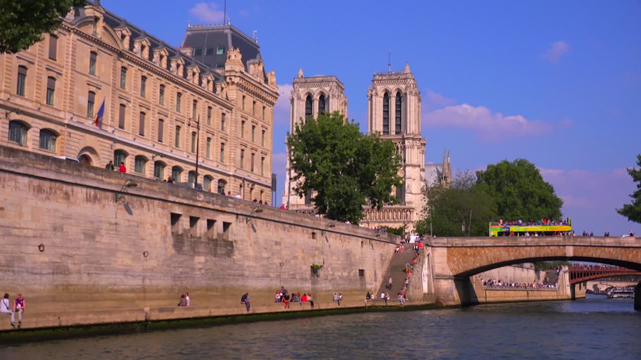 파리의 세느 강을 따라 바토 무슈 강 보트에서 노트르담 대성당의 관점