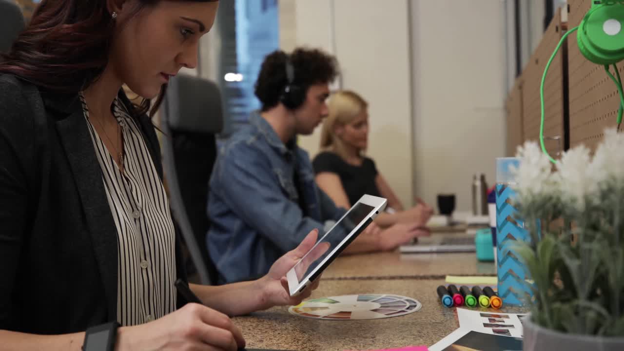 colegas que trabajan en una oficina informal