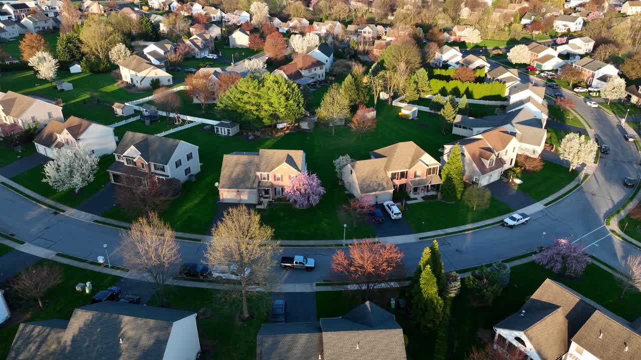 Caminhão dirigindo por um bairro americano durante o pôr do sol da primavera