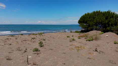 Sandstrand-Umspült-Von-Weißen-Wellen-Aus-Blauem-Türkisfarbenem-Meerwasser-Unter-Hellem-Himmel-Im-Mittelmeer