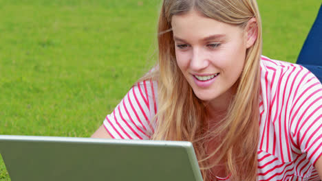 Hübsches-Mädchen,-Das-Ihren-Laptop-Benutzt