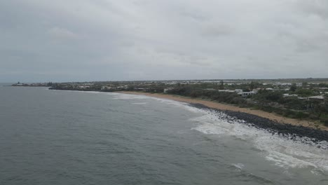 Paisaje-Marino-De-Bundaberg-En-Un-Día-Nublado-En-Queensland,-Australia---Toma-Aérea-De-Drones