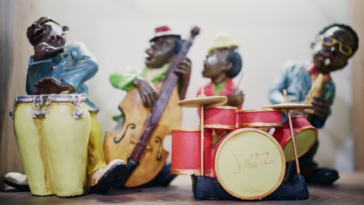 Dekorative Jazzband-Figuren, die Instrumente spielen, darunter Schlagzeug und Kontrabass.