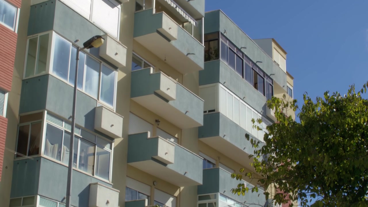 Un complejo de apartamentos en Costa Da Caparica