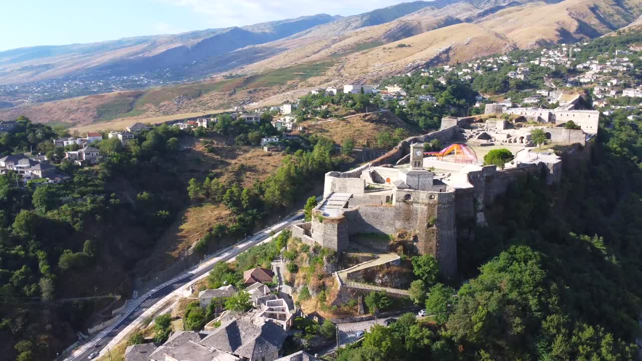 Vista aerea di un castello su una collina
