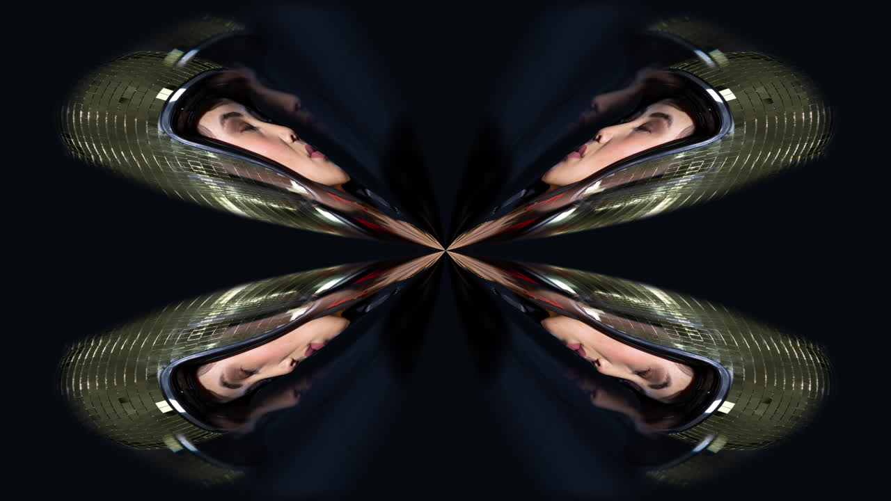 mujer posa con orejas de conejo de bola de espejo