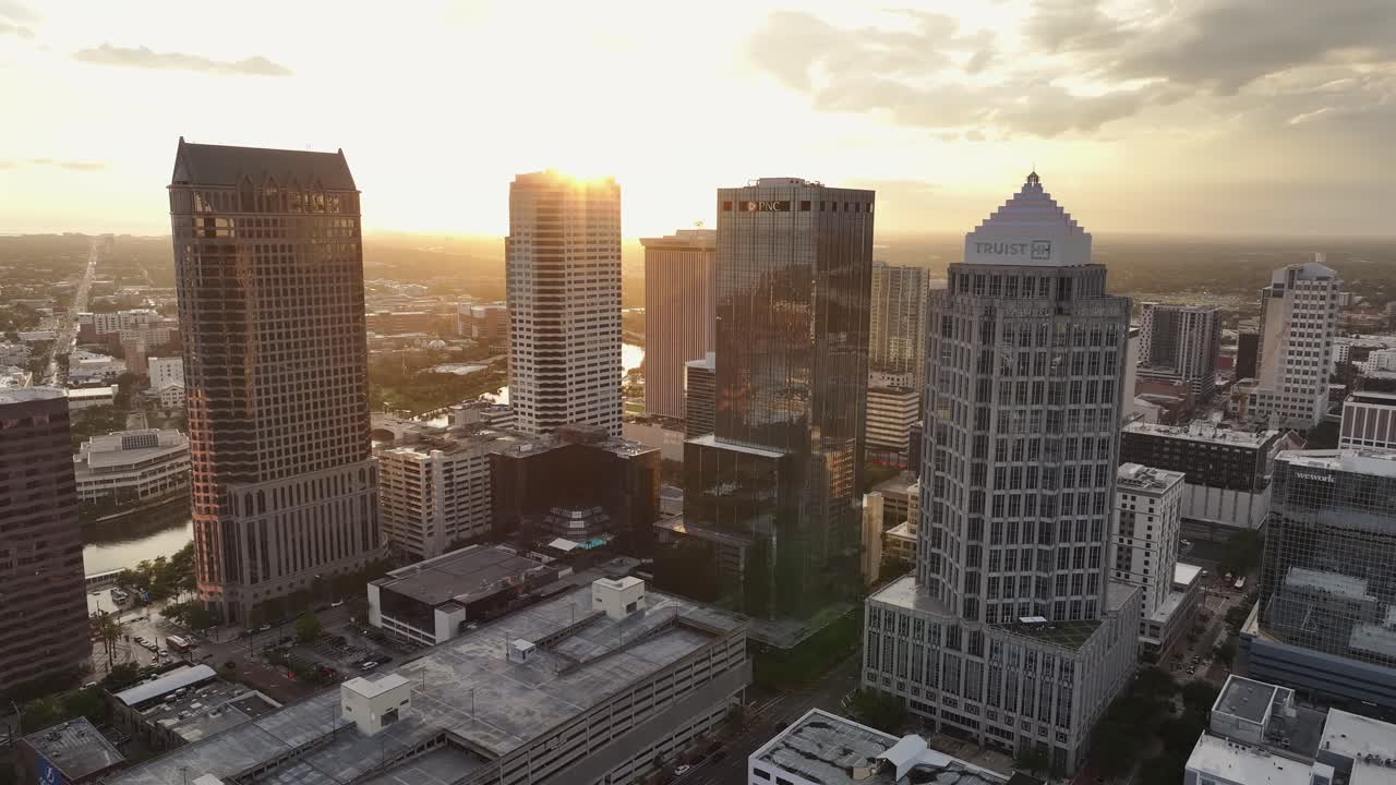 vista aérea del horizonte de la ciudad al atardecer