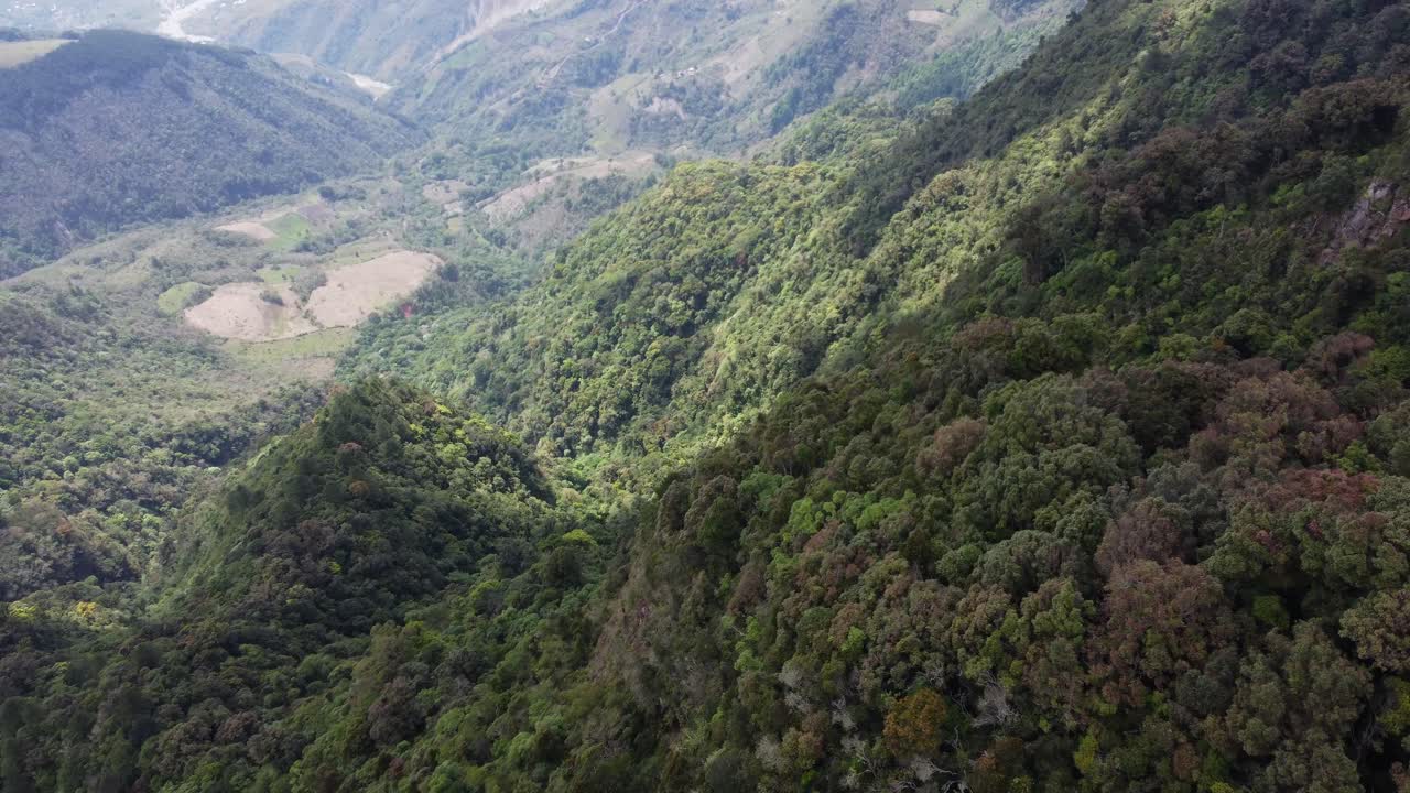puerto aéreo densamente boscoso en las empinadas laderas de las montañas en la selva de el salvador