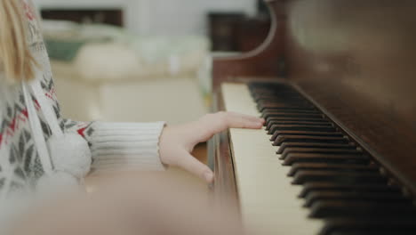 아이들은 함께 피아노를 연주하고 있습니다. 아이는 피아노를 가지고 와서 여동생과 함께 연주합니다.