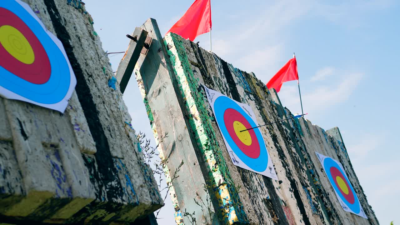 화살표가 그 중 하나에 부히는 활을 는 타