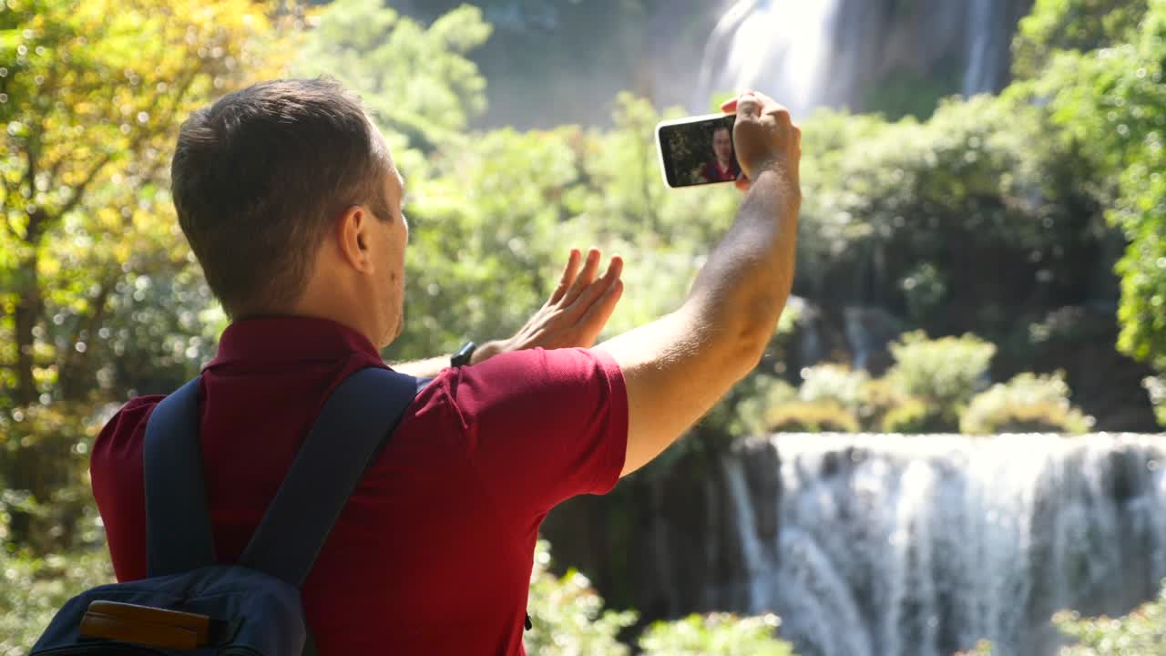 joven blogger, vlogger grabar selfie video película al aire libre en el teléfono inteligente, mirando a la cámara, hablando en video blog disparos por teléfono en la naturaleza. personas influyentes en las redes sociales, concepto de creador de contenido