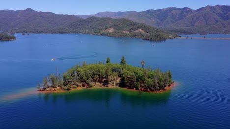 un hermoso lago abierto de whiskytown en california que muestra colinas y montañas cubiertas de árboles verdes desde lejos - toma aérea