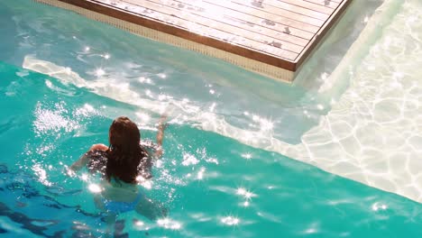 Woman-swimming-in-the-pool