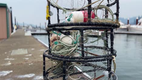 trampas de cangrejo para la pesca de cangrejo en la costa de florencia en oregón, estados unidos