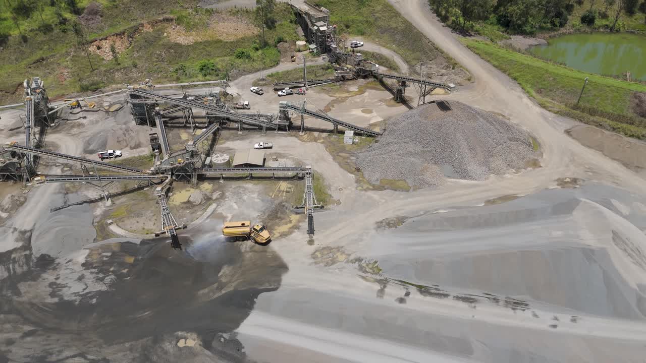maquinaria pesada y camiones en el sitio de cantera activa
